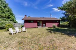 Cozy hilltop home with ocean views and game tables 3 blocks from the beach