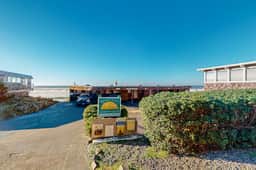 Elegant Condo with Beautiful Ocean Views and Nearby Beach Access