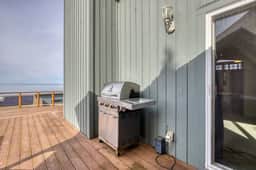 Gorgeous Retreat with Separate Cottage Private Hot Tub and Close Beach Access