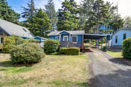 Cottage near the beach perfect for a couple with deck grill and fireplace