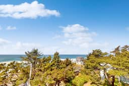 Dog Friendly Studio with Ocean Views and Free WiFi Close to Beach Access