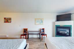 Dog Friendly Studio with Ocean Views and Free WiFi Close to Beach Access