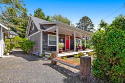 Cottage de la Mer House in Lincoln City with serene porch walk to the beach