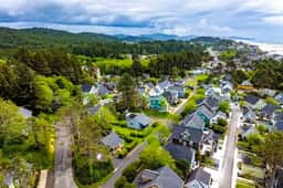 Cottage de la Mer House in Lincoln City with serene porch walk to the beach