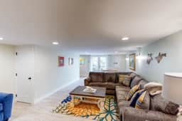 Charming three story getaway with two cozy living areas walk to the beach