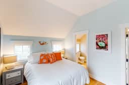 Charming three story getaway with two cozy living areas walk to the beach