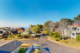 Beautiful family friendly home with private hot tub walk to beach shared pool