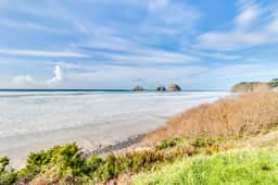 Perfect oceanside getaway with magnificent ocean views and beach nearby