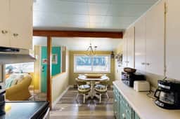 Quiet beach cottage with full kitchen and internet prime central locale