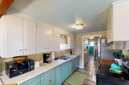 Quiet beach cottage with full kitchen and internet prime central locale