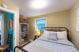 Quiet beach cottage with full kitchen and internet prime central locale