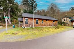 New House in Quiet Location with Modern Amenities near Beach Lake and Town