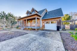 Home near the beach with fire pit gas fireplace and ping pong