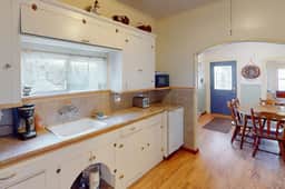 Charming Cottage with Central Location Mountain Views and Beach Access Across Street