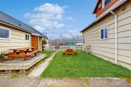Modern Dog Friendly Cottage in a Great Location Minutes to Downtown and Beach