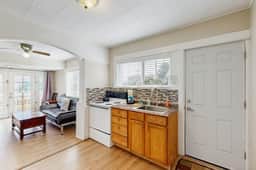 Charming Dog Friendly Home Close to Shops and Restaurants Minutes to Beach