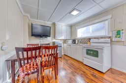 Seven Cozy Cottages Minutes to Beach and Downtown Dogs Welcome