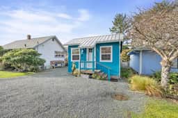 Historic Rockaway Cottage Near 7 Miles of Beach
