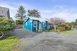 Historic Rockaway Cottage Near 7 Miles of Beach