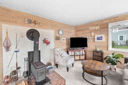 Coastal cottage in Rockaway Beach, steps to ocean