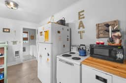 Coastal cottage in Rockaway Beach, steps to ocean