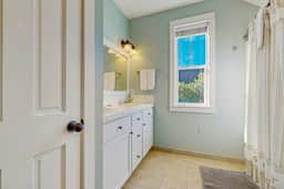 Family friendly home close to ocean private hot tub fireplace and WIFI