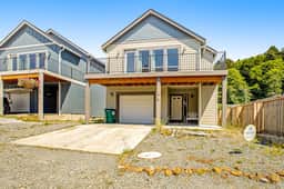 Coastal getaway with deck beach gear and washer dryer walk to beach