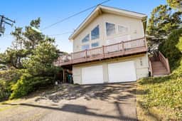 Lake view getaway steps from beach with WiFi and private washer dryer