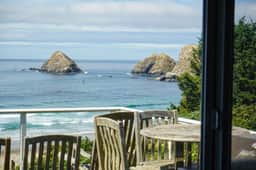 Huge dog friendly castle with ocean view decks 5 minutes to the beach