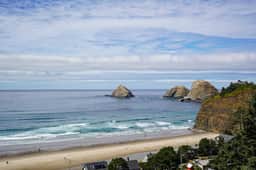 Huge dog friendly castle with ocean view decks 5 minutes to the beach