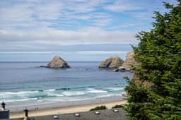 Huge dog friendly castle with ocean view decks 5 minutes to the beach