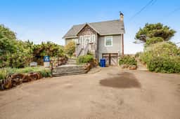 Oceanfront cottage with water view deck gas fireplace and washer dryer