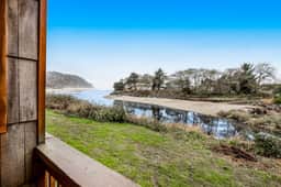 Vibrant polished condo with oceanfront views patio and with easy beach access
