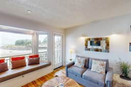 Studio with ocean views wifi washer dryer and gas fireplace