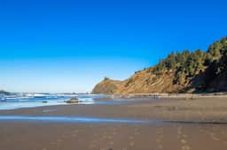 Beautiful home with peek a boo beach views patio with hot tub and firepit WiFi