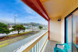 Classy Dog Friendly Studio with Free WiFi and Cable Walk to the Beach