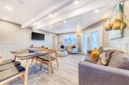 Deluxe Dog Friendly Room with full kitchen near the beach and downtown