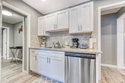 Deluxe Dog Friendly Room with full kitchen near the beach and downtown