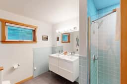 Dog friendly home close to the beach with patio BBQ and WiFi