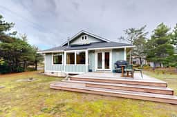 Dog friendly home close to the beach with patio BBQ and WiFi