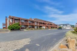 Charming oceanfront studio with easy beach access and stunning ocean views