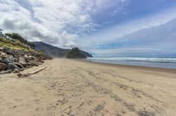 Charming oceanfront studio with easy beach access and stunning ocean views