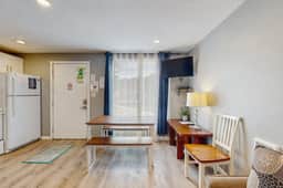 Dog Friendly Room with Kitchen Located Near the Beach and Downtown