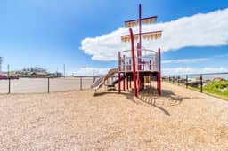 Dog Friendly Room with Full Kitchen Walk to the Beach and Downtown