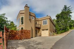 Dog Friendly Lakefront Vacation Home with Stunning Views and Spacious Deck