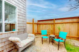 Dog Friendly Cottage with Private Hot Tub Close to Beach and Downtown
