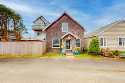 Dog Friendly Cottage with Private Hot Tub Close to Beach and Downtown