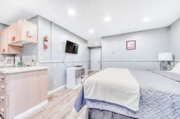 Dog Friendly Room with Kitchen Located Near the Beach and Downtown