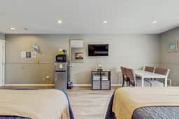 Dog Friendly Spacious Room Located Near the Beach and Downtown