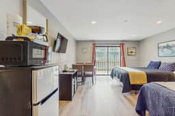 Dog Friendly Spacious Room Located Near the Beach and Downtown